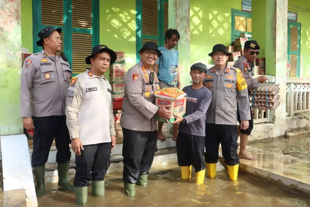 Polres Langkat dan jajaran salurkan bantuan banjir untuk warga IJM Polres Langkat dan jajaran salurkan bantuan banjir untuk warga IJM