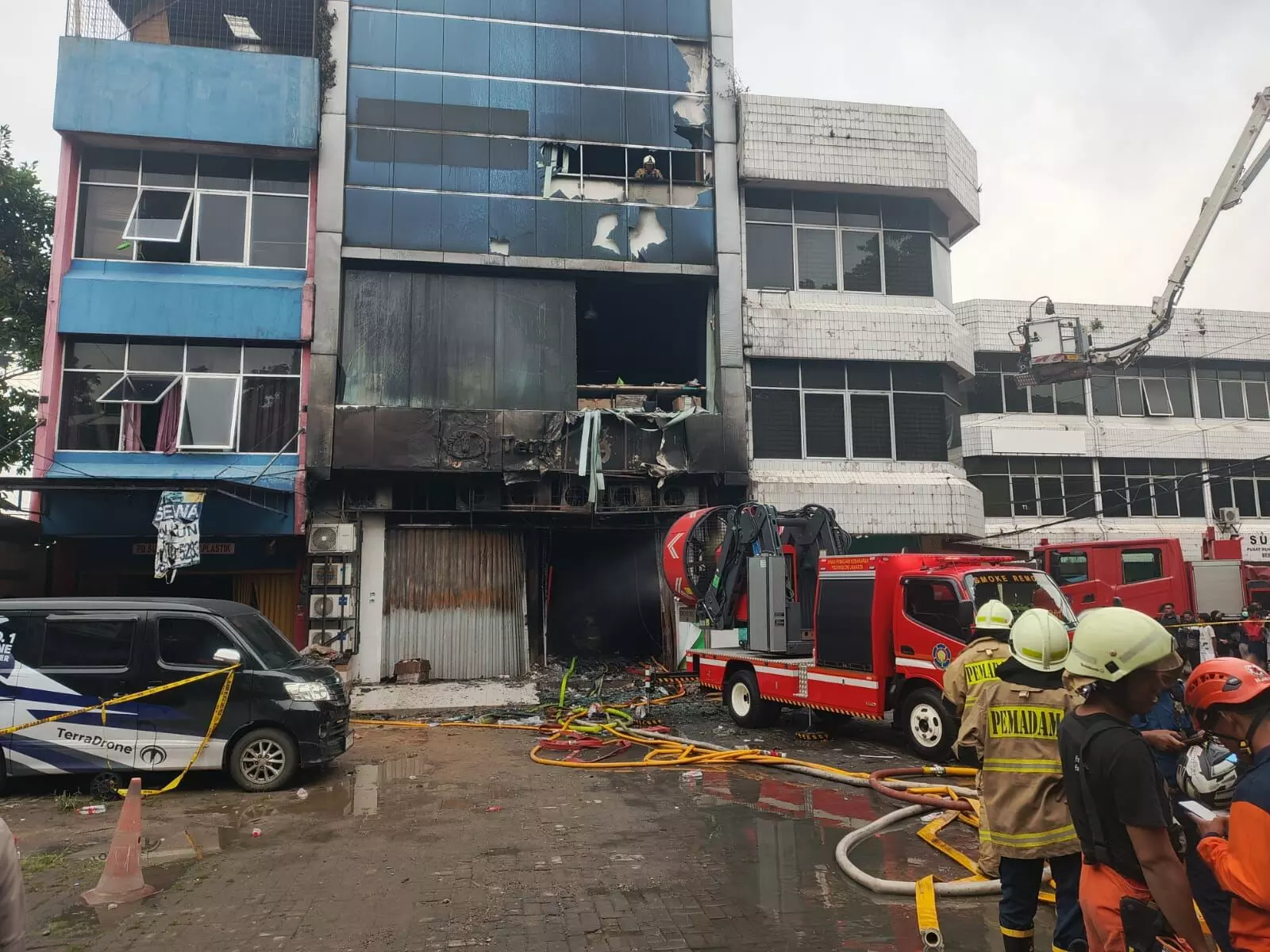 Kebakaran Gedung Terra Drone Jakarta, 20 kantong jenazah dibawa ke RS Polri Kebakaran Gedung Terra Drone Jakarta, 20 kantong jenazah dibawa ke RS Polri