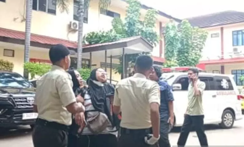 Keluarga korban kebakaran Ruko Terra Drone Kemayoran pingsan saat di RS Polri