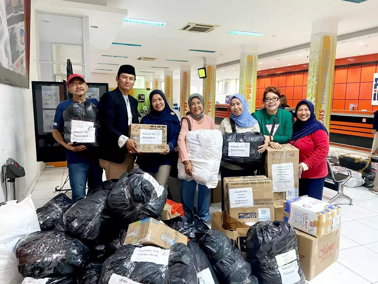 Warga Bukit Petro dan Sawangan Village berikan bantuan untuk korban bencana Sumatera Warga Bukit Petro dan Sawangan Village berikan bantuan untuk korban bencana Sumatera