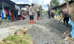 Batalyon Sat Brimob Polda Sumut perbaiki tanggul jebol di Tanjung Pura