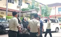 Keluarga korban kebakaran Ruko Terra Drone Kemayoran pingsan saat di RS Polri Keluarga korban kebakaran Ruko Terra Drone Kemayoran pingsan saat di RS Polri