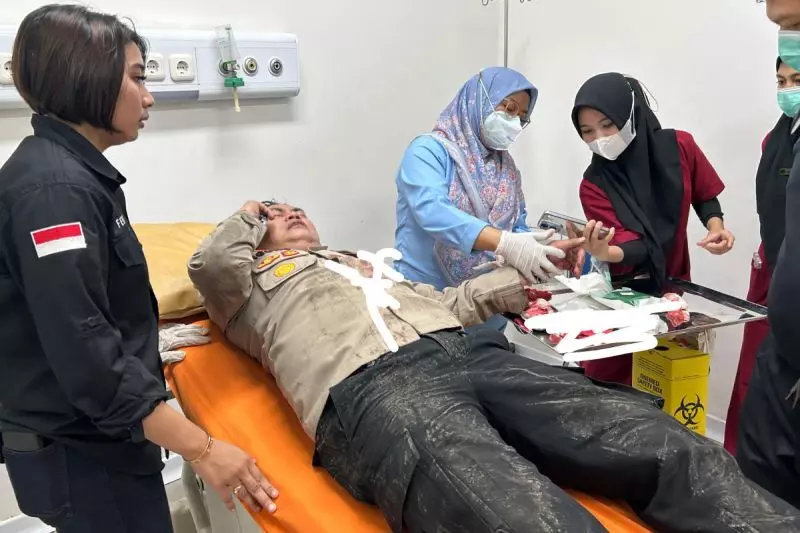 Kapolsek Kemayoran terluka saat evakuasi kebakaran ruko di Jakpus Kapolsek Kemayoran terluka saat evakuasi kebakaran ruko di Jakpus