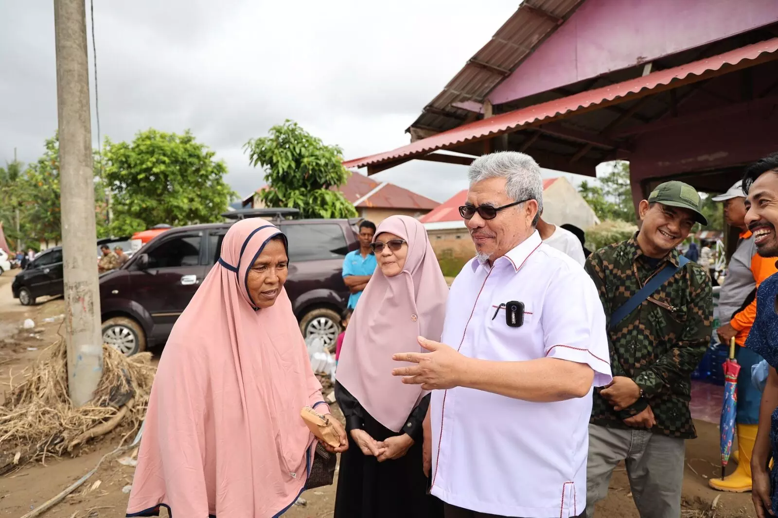 Ketua DPRD Sumbar salurkan bantuan kepada warga terdampak bencana Ketua DPRD Sumbar salurkan bantuan kepada warga terdampak bencana