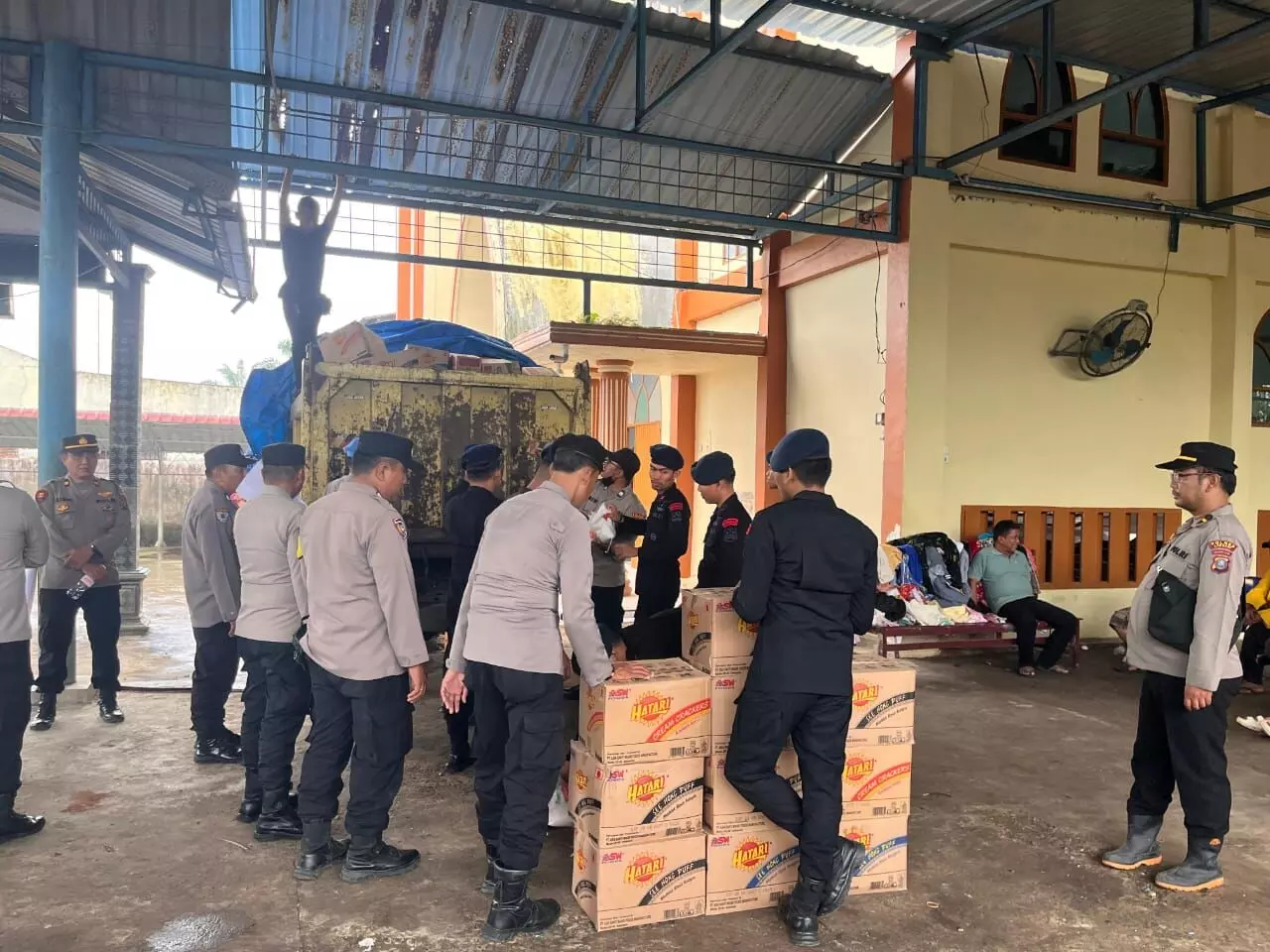 Polres Langkat distribusi logistik kepada jemaat gereja terdampak banjir Polres Langkat distribusi logistik kepada jemaat gereja terdampak banjir
