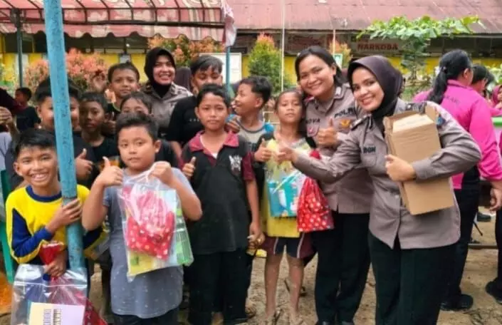 Konselor Polres Langkat gelar `trauma healing` bagi anak-anak korban banjir Besitang Konselor Polres Langkat gelar `trauma healing` bagi anak-anak korban banjir Besitang