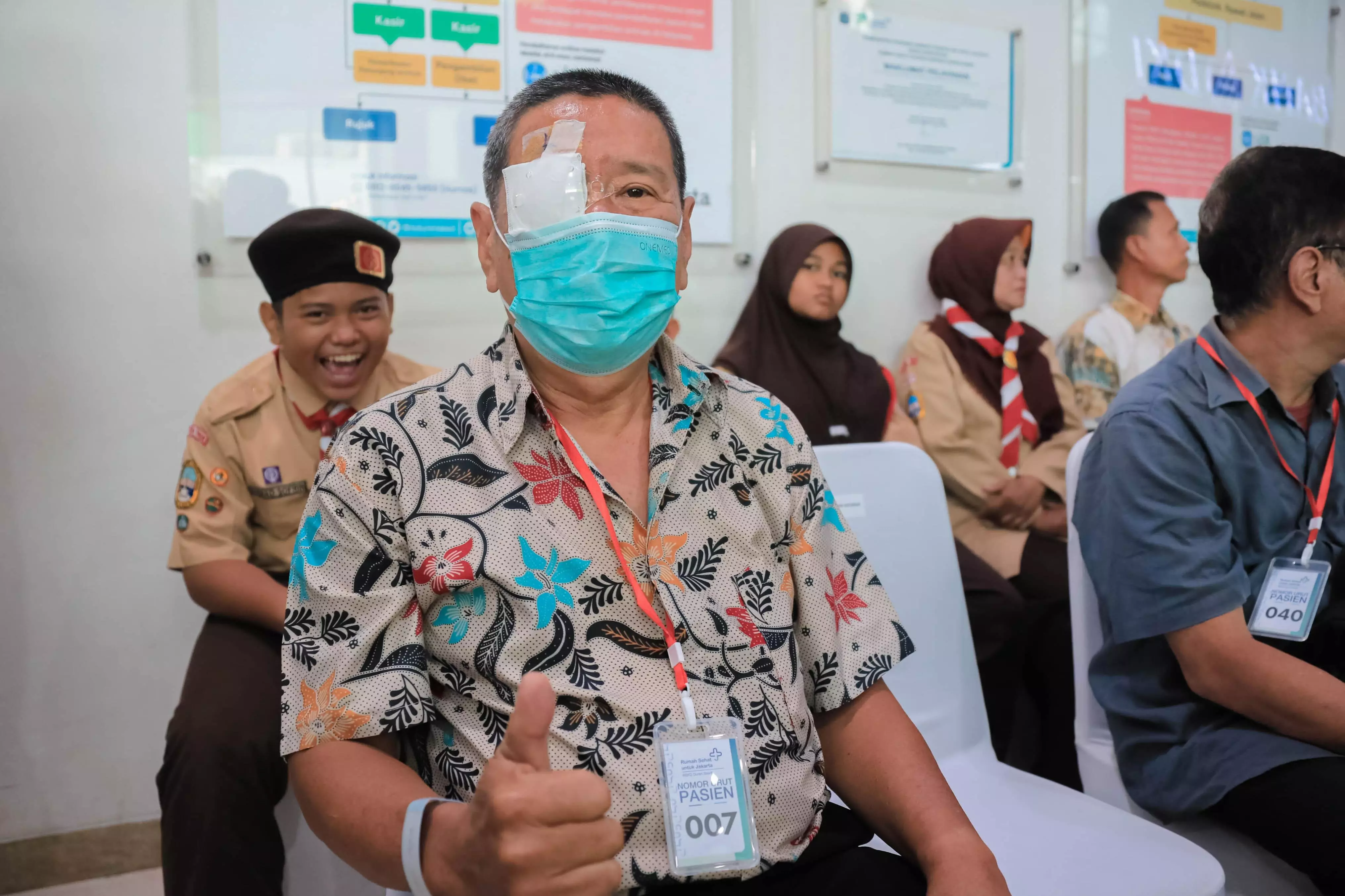 Hari Ibu ke-97, Pemprov DKI gelar operasi katarak dan bagikan kacamata gratis