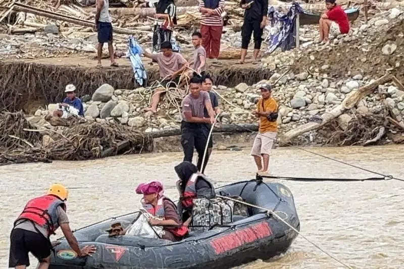 Polda Sumut sediakan perahu karet evakuasi warga di Tapanuli Selatan Polda Sumut sediakan perahu karet evakuasi warga di Tapanuli Selatan