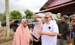 Ketua DPRD Sumbar salurkan bantuan kepada warga terdampak bencana Ketua DPRD Sumbar salurkan bantuan kepada warga terdampak bencana