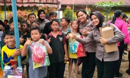 Konselor Polres Langkat gelar `trauma healing` bagi anak-anak korban banjir Besitang Konselor Polres Langkat gelar `trauma healing` bagi anak-anak korban banjir Besitang