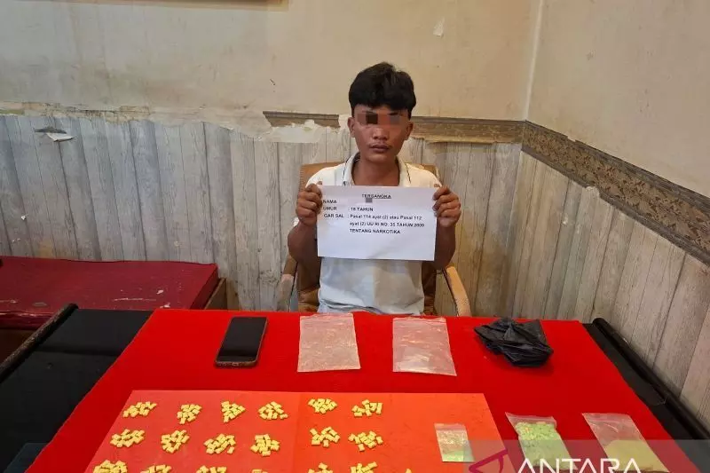 Polresta Jambi amankan pemuda kurir 100 pil ekstasi Polresta Jambi amankan pemuda kurir 100 pil ekstasi