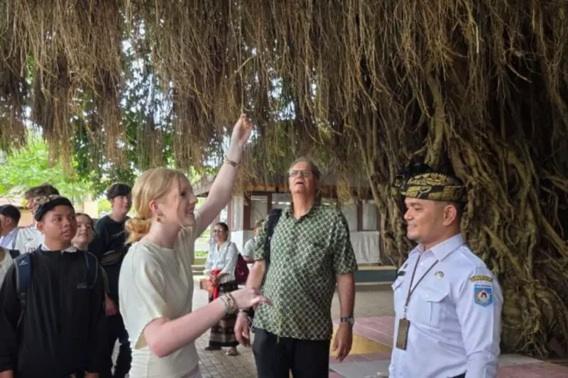 Siswa dari Australia pelajari sejarah Makam Loang Baloq Mataram Siswa dari Australia pelajari sejarah Makam Loang Baloq Mataram