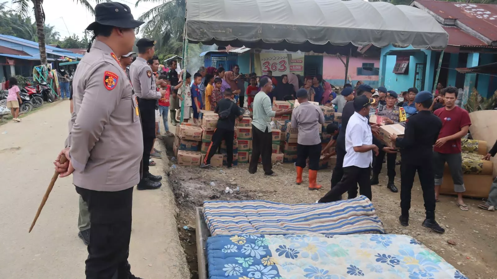 Polres Langkat salurkan bansos untuk warga terdampak banjir di Kelurahan Bukit Kubu Polres Langkat salurkan bansos untuk warga terdampak banjir di Kelurahan Bukit Kubu