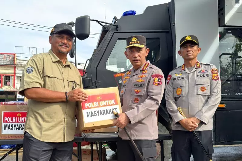 Kapolri serahkan enam truk bantuan bagi korban bencana di Aceh Tamiang Kapolri serahkan enam truk bantuan bagi korban bencana di Aceh Tamiang
