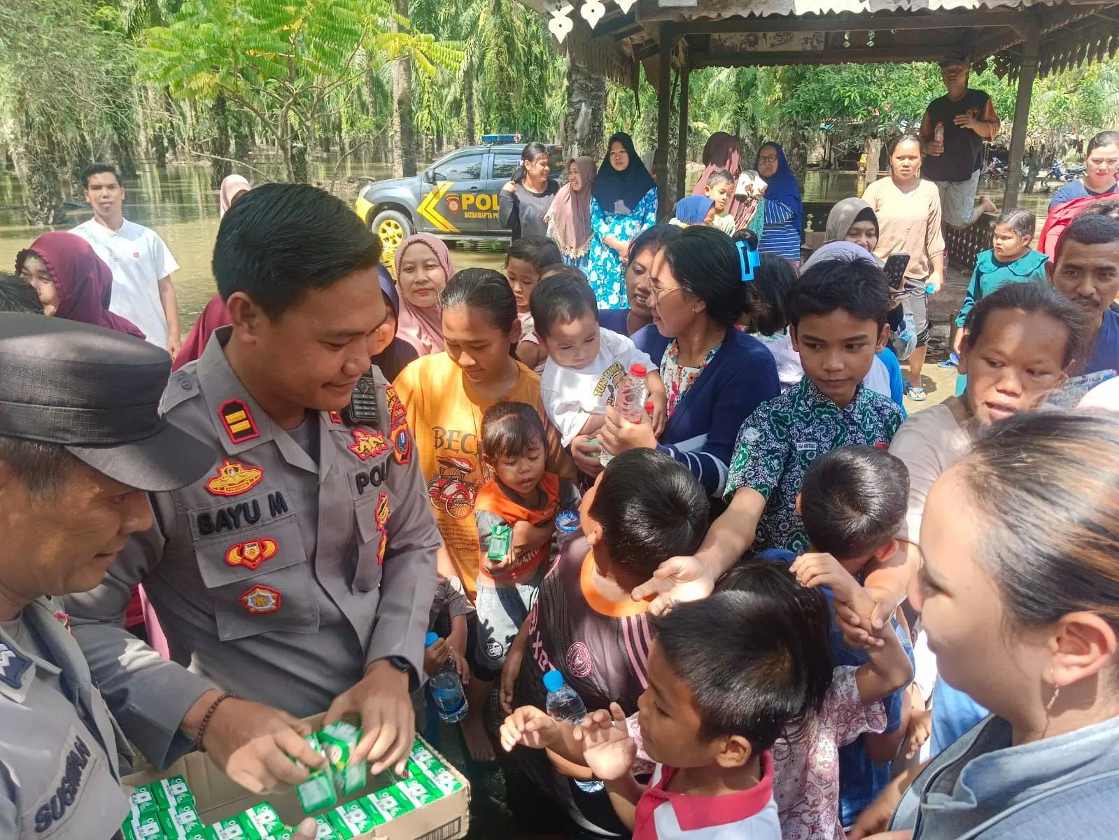 Sat Samapta dan Kapolsek Padang Tualang salurkan bantuan kepada korban banjir Sat Samapta dan Kapolsek Padang Tualang salurkan bantuan kepada korban banjir