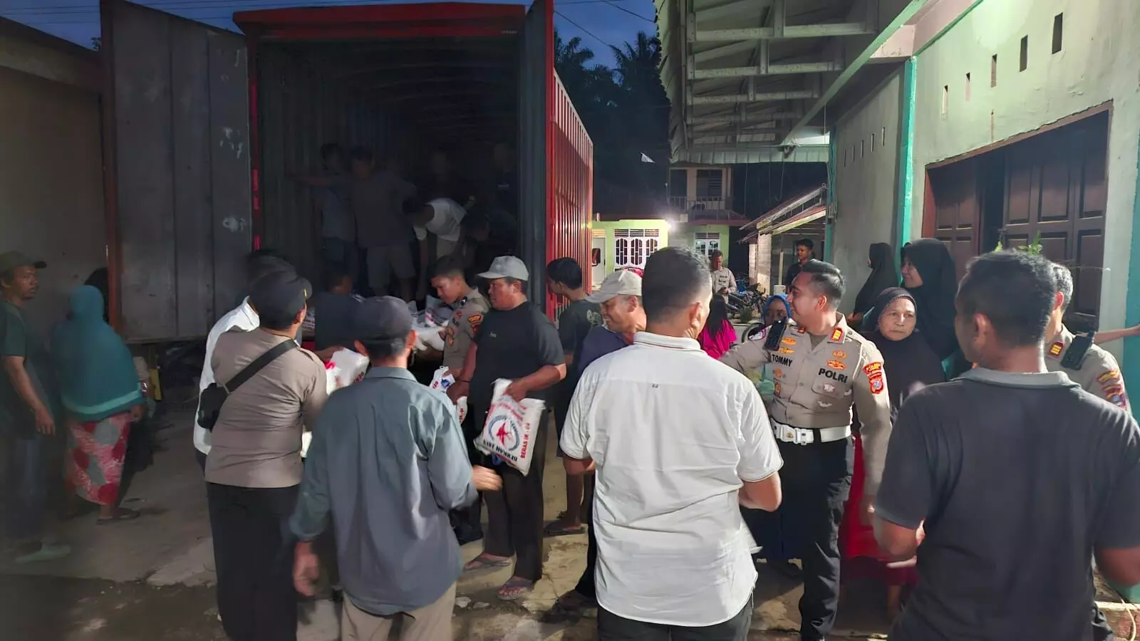 Polres Langkat salurkan bansos pasca banjir di Desa Paya Bengkuang Polres Langkat salurkan bansos pasca banjir di Desa Paya Bengkuang