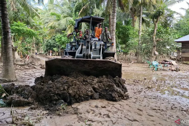 TNI kerahkan alat berat untuk buka jalur yang tertimbun lumpur di Aceh TNI kerahkan alat berat untuk buka jalur yang tertimbun lumpur di Aceh