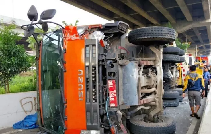 Sudinhub Jaktim evakuasi truk sampah terguling di Kalimalang Sudinhub Jaktim evakuasi truk sampah terguling di Kalimalang