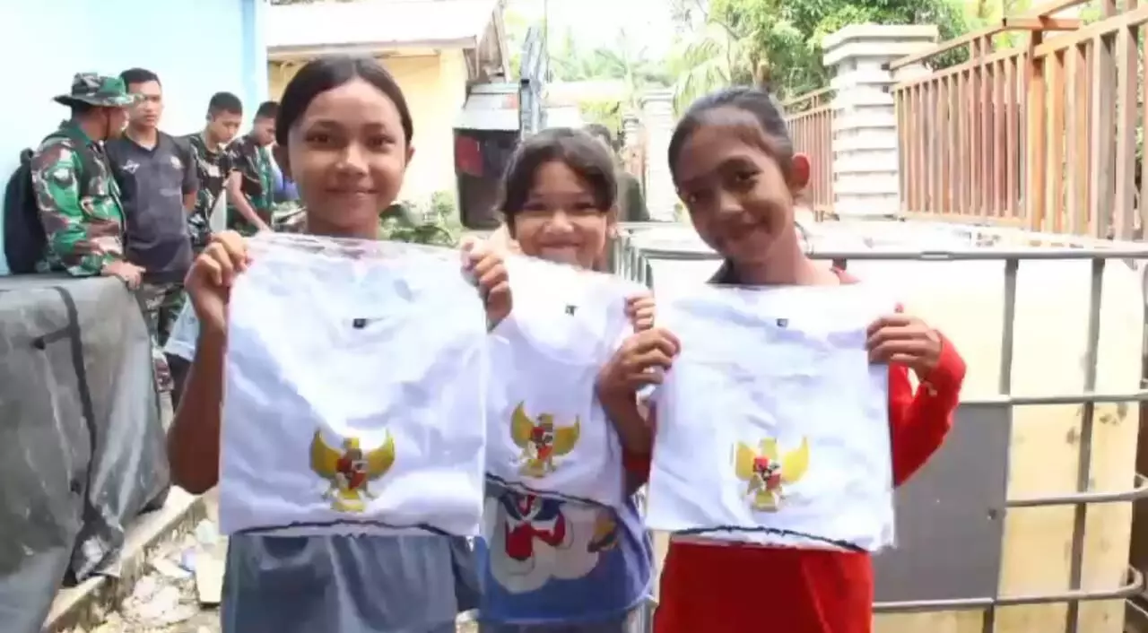 Sekretariat Kabinet distribusikan 18 ton bantuan ke Aceh, Sumbar, dan Sumut Sekretariat Kabinet distribusikan 18 ton bantuan ke Aceh, Sumbar, dan Sumut