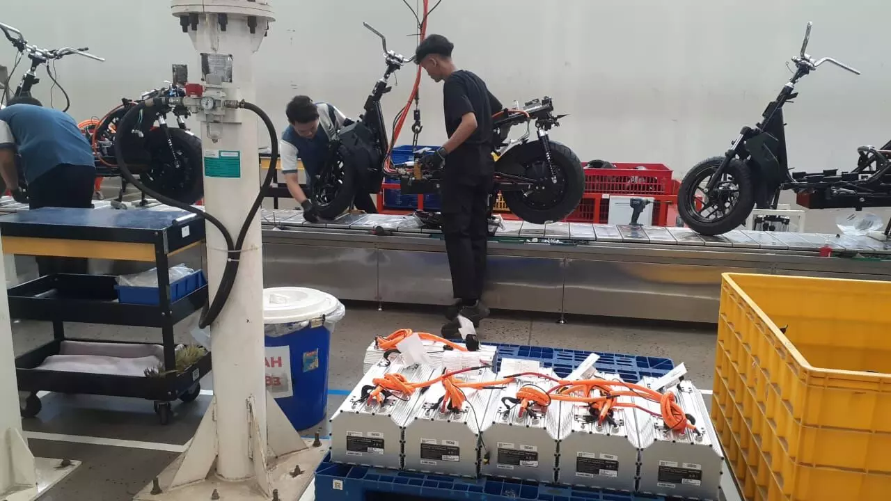 Terus berinovasi, motor listrik Polytron Kudus aman lewati genangan banjir Terus berinovasi, motor listrik Polytron Kudus aman lewati genangan banjir