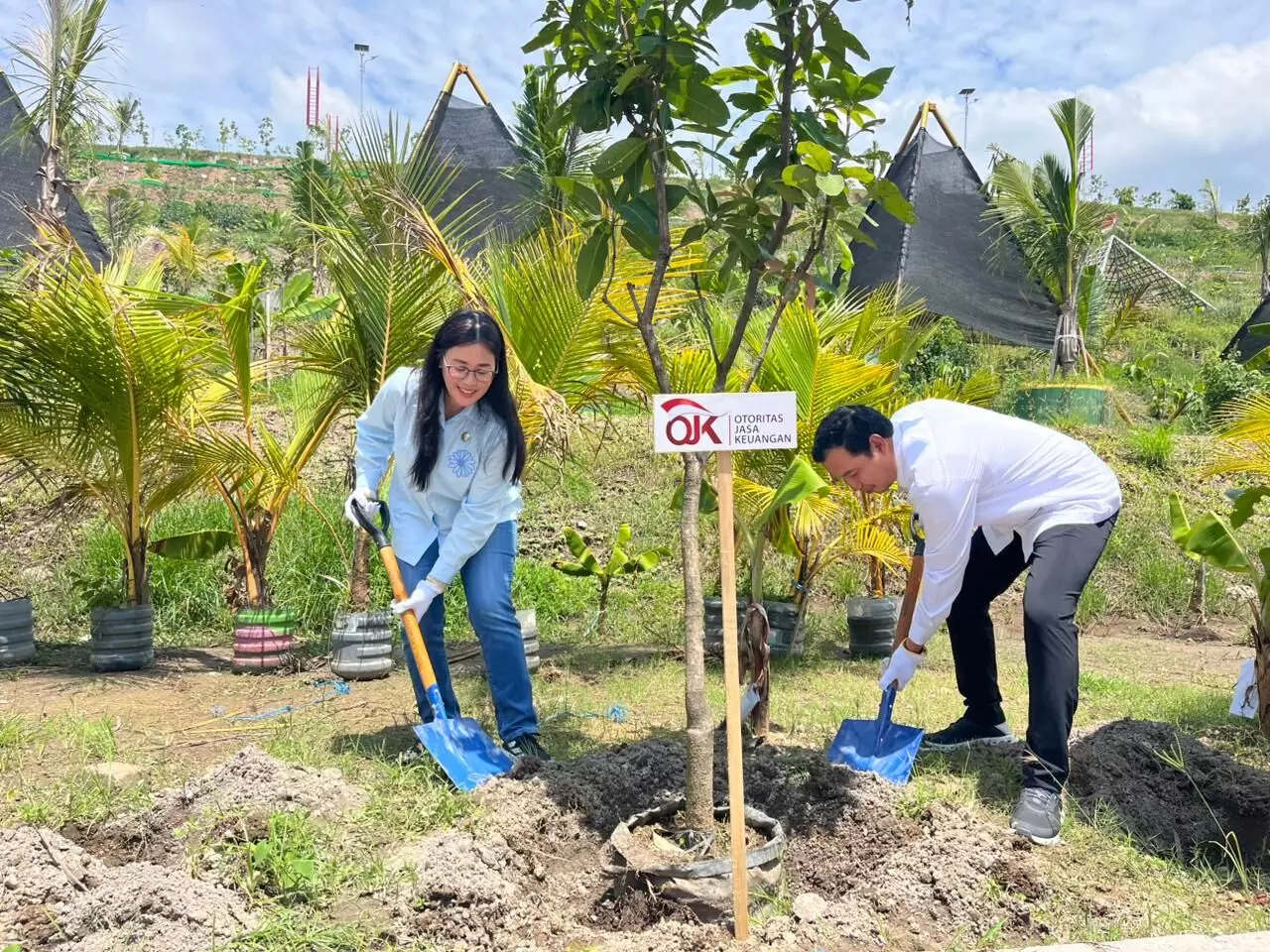Peduli lingkungan, OJK Kediri beri bantuan ratusan bibit pohon di TPA Winongo Peduli lingkungan, OJK Kediri beri bantuan ratusan bibit pohon di TPA Winongo