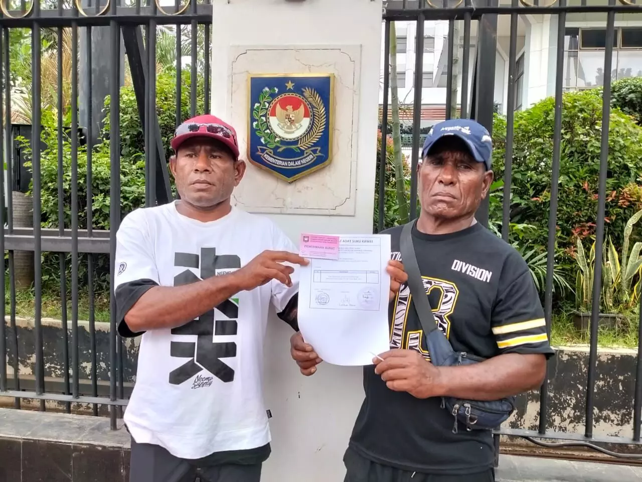 Prihatin kondisi adat Papua dan pekerja tambang, dua pemilik hak ulayat di Raja Ampat mengadu ke Jakarta Prihatin kondisi adat Papua dan pekerja tambang, dua pemilik hak ulayat di Raja Ampat mengadu ke Jakarta