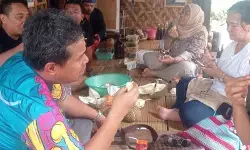 Pemburu durian padati kawasan adat Suku Badui Pemburu durian padati kawasan adat Suku Badui