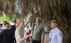 Siswa dari Australia pelajari sejarah Makam Loang Baloq Mataram