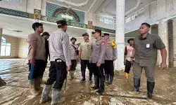 Kapolri tinjau pembersihan SD dan masjid terdampak bencana di Aceh Tamiang