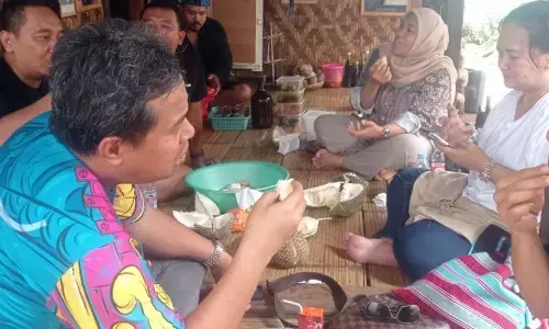 Pemburu durian padati kawasan adat Suku Badui Pemburu durian padati kawasan adat Suku Badui