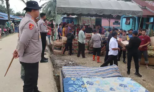 Polres Langkat salurkan bansos untuk warga terdampak banjir di Kelurahan Bukit Kubu Polres Langkat salurkan bansos untuk warga terdampak banjir di Kelurahan Bukit Kubu