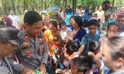 Sat Samapta dan Kapolsek Padang Tualang salurkan bantuan kepada korban banjir Sat Samapta dan Kapolsek Padang Tualang salurkan bantuan kepada korban banjir