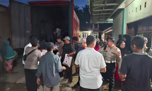 Polres Langkat salurkan bansos pasca banjir di Desa Paya Bengkuang Polres Langkat salurkan bansos pasca banjir di Desa Paya Bengkuang