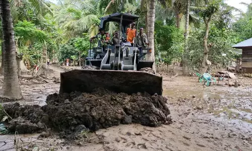 TNI kerahkan alat berat untuk buka jalur yang tertimbun lumpur di Aceh TNI kerahkan alat berat untuk buka jalur yang tertimbun lumpur di Aceh