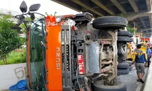 Sudinhub Jaktim evakuasi truk sampah terguling di Kalimalang Sudinhub Jaktim evakuasi truk sampah terguling di Kalimalang