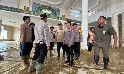 Kapolri tinjau pembersihan SD dan masjid terdampak bencana di Aceh Tamiang