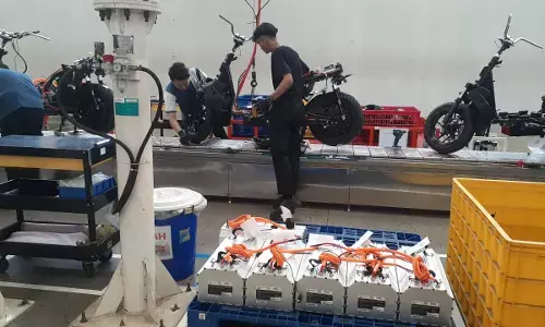 Terus berinovasi, motor listrik Polytron Kudus aman lewati genangan banjir