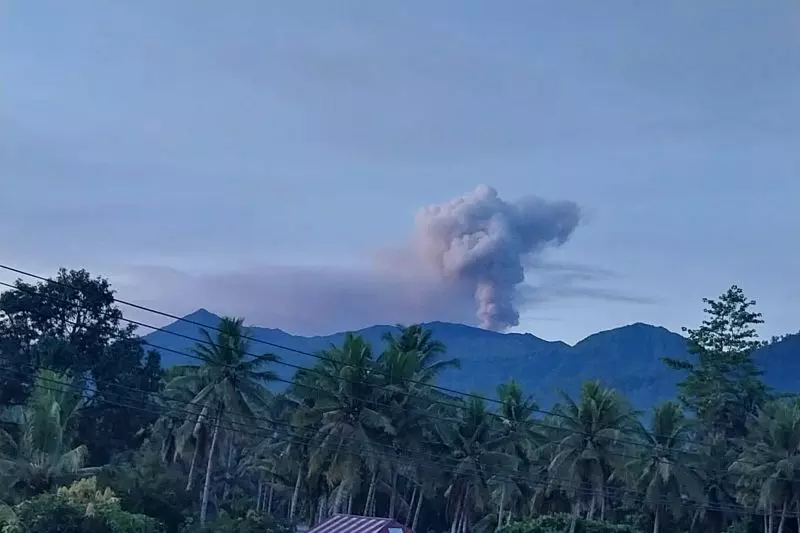 Gunung Dukono semburkan asap putih setinggi hingga 900 meter Gunung Dukono semburkan asap putih setinggi hingga 900 meter