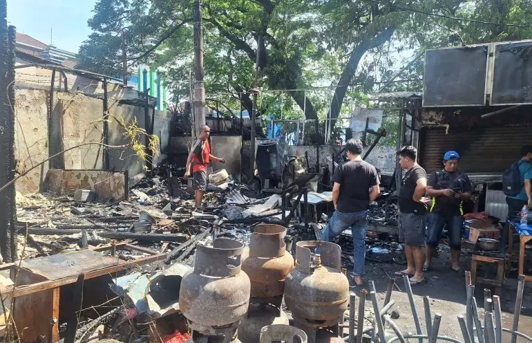 9 kios dan 8 kendaraan terbakar akibat pengeroyokan di Kalibata