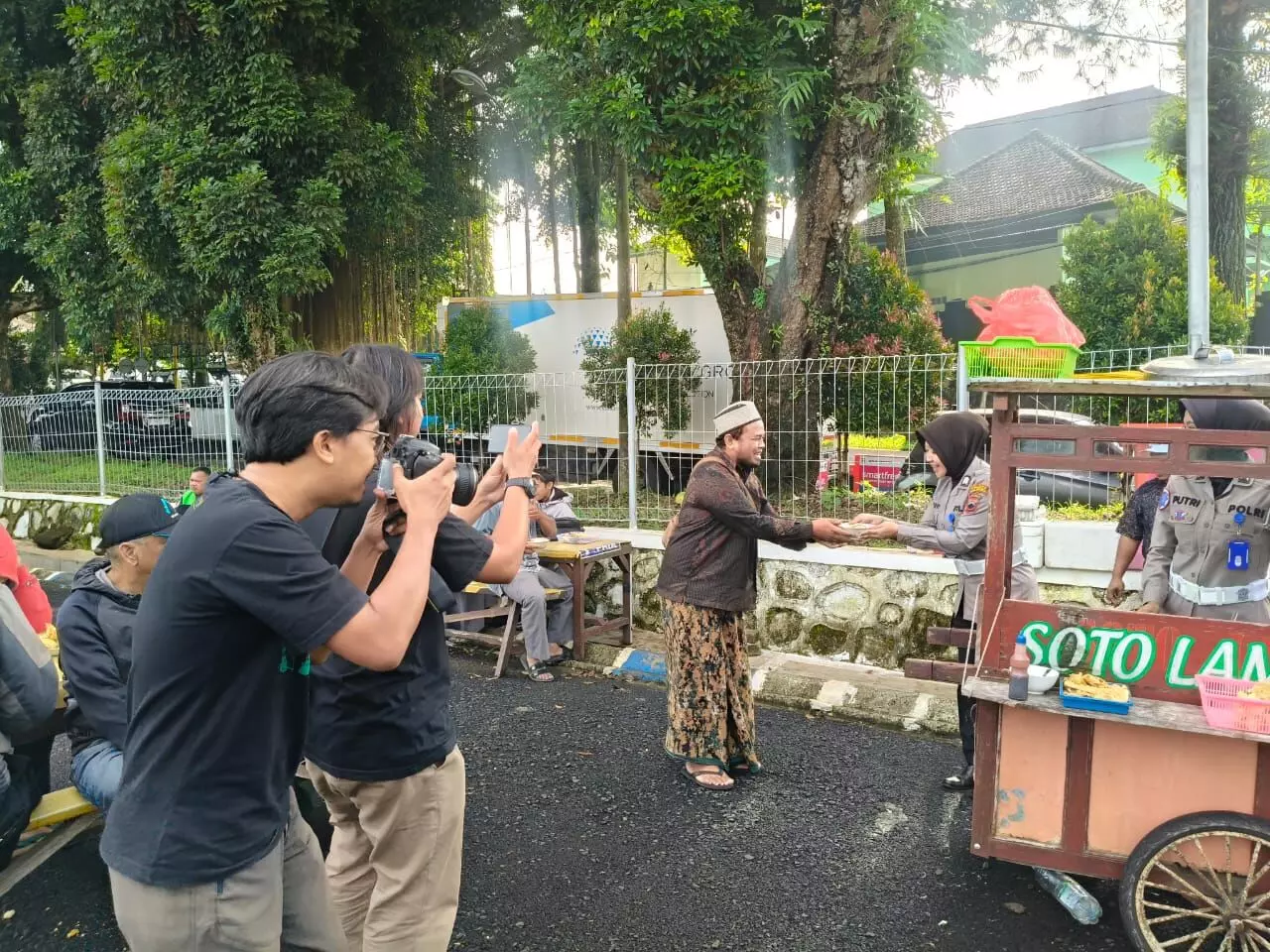 Polwan jadi asisten tukang soto di `Jumat Berkah` Satlantas Polres Salatiga