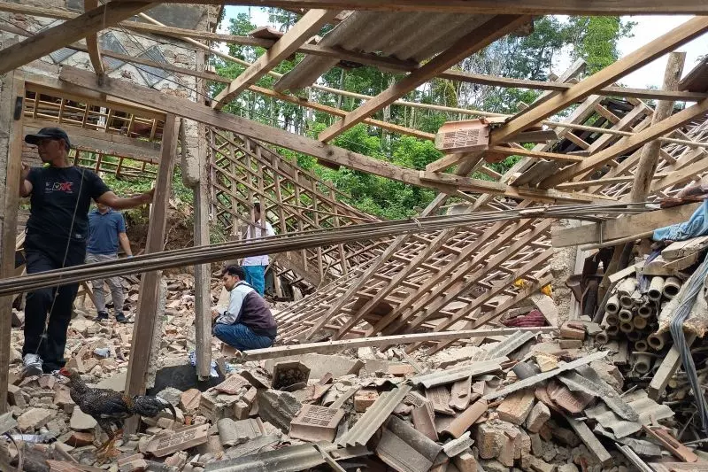 Polisi selidiki ledakan hancurkan tiga rumah di Pacitan