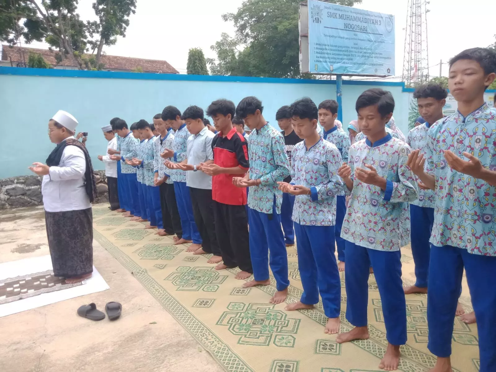 Pelajar dan guru SMK Muhammadiyah 03 Nogosari gelar doa bersama untuk korban bencana Sumatera