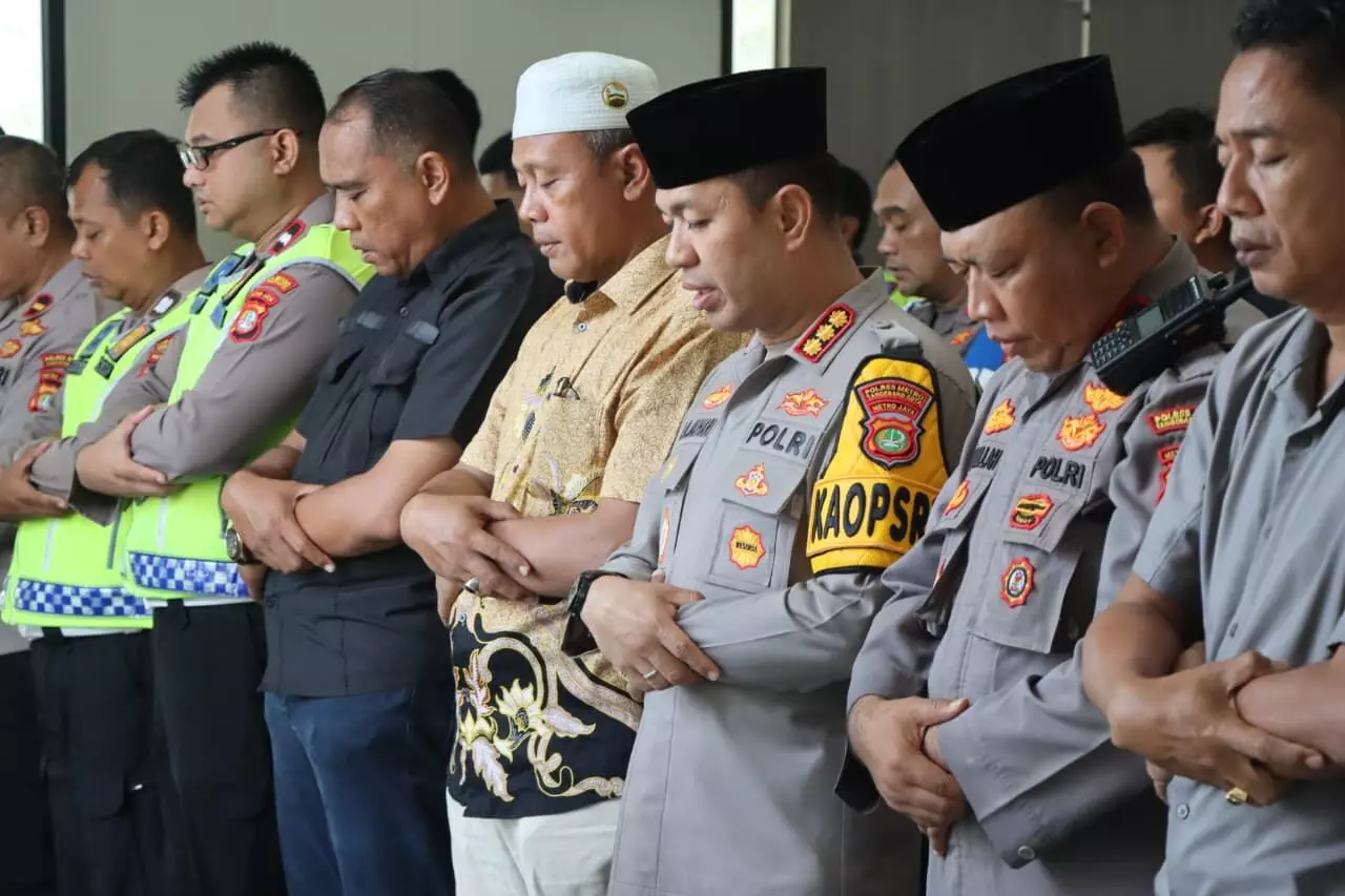 Jajaran Polres Metro Tangerang Kota gelar salat gaib untuk korban bencana Sumatera Jajaran Polres Metro Tangerang Kota gelar salat gaib untuk korban bencana Sumatera