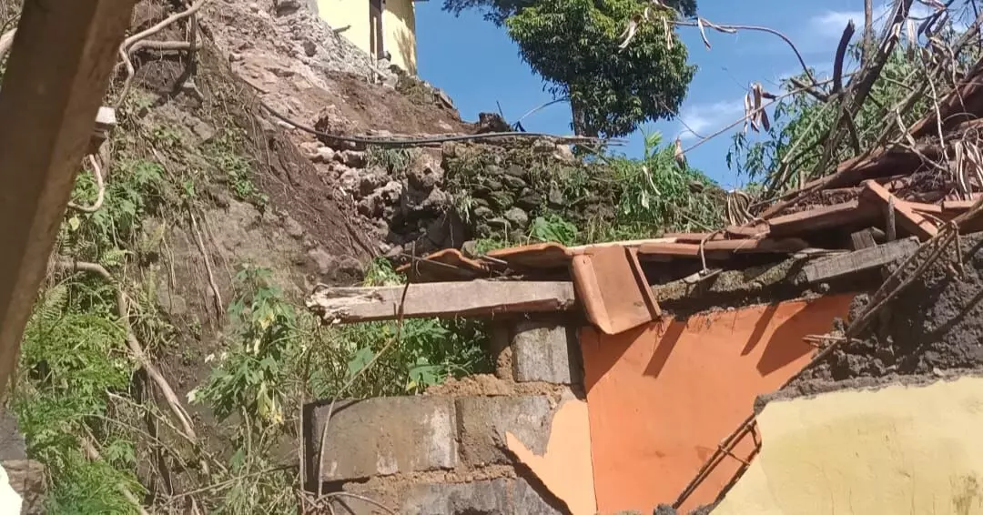 Longsor terjang Desa Bumiwangi Ciparay Bandung, enam rumah rusak berat