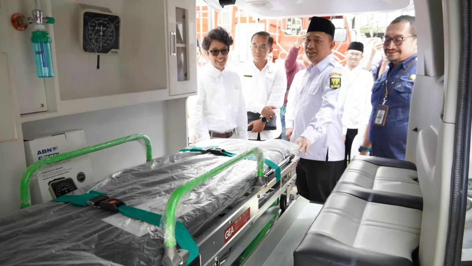 Perkuat layanan kesehatan, BAZNAS didukung AXA Insurance serahkan ambulans untuk RSB Sukabumi Perkuat layanan kesehatan, BAZNAS didukung AXA Insurance serahkan ambulans untuk RSB Sukabumi
