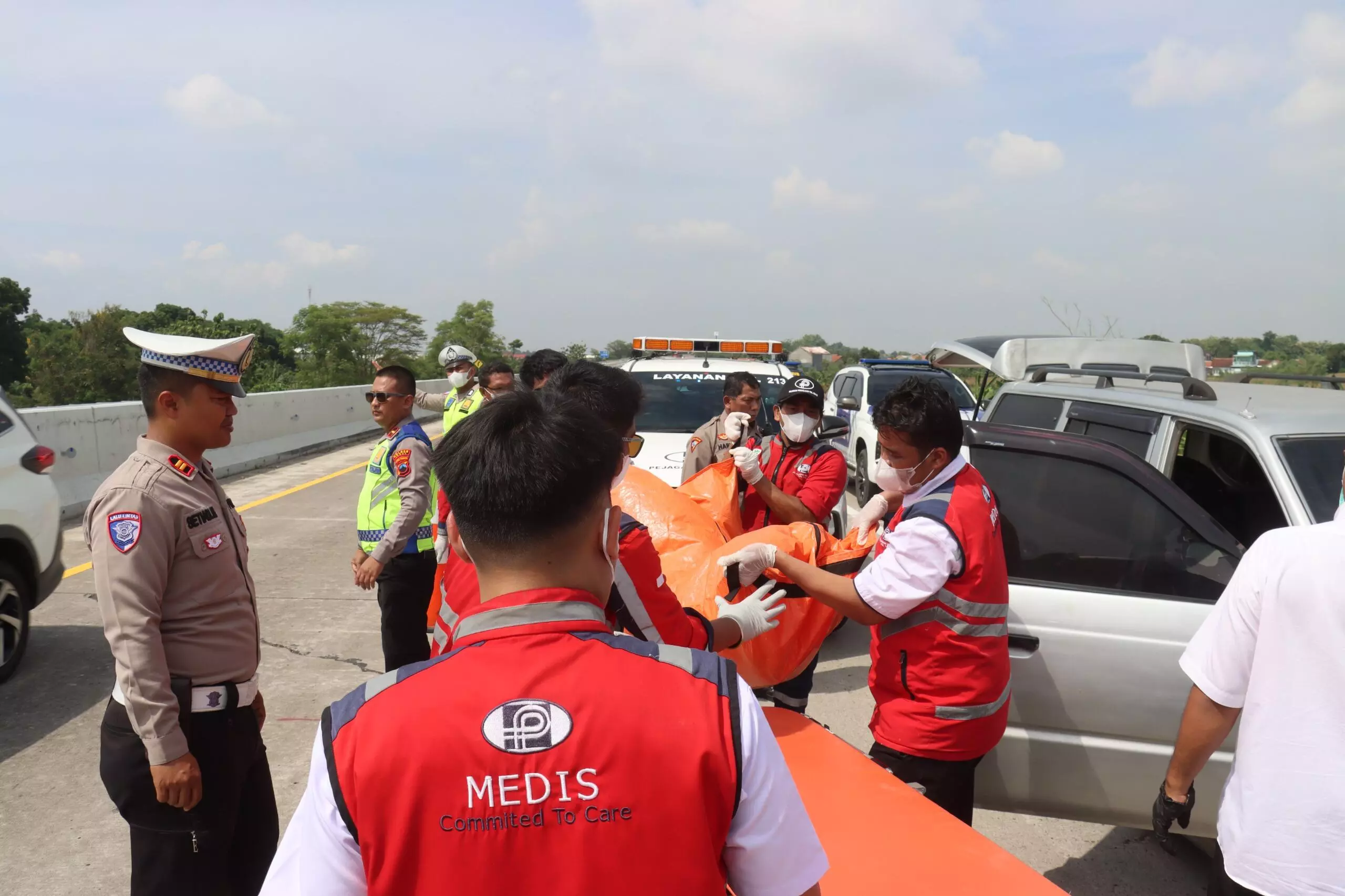 PAMAPTA Polres Tegal - Unit PJR Polda Jateng tangani temuan empat orang meninggal di dalam minibus