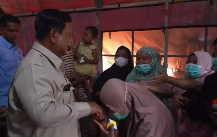 Kegembiraan warga Aceh Tamiang saat ditengok langsung oleh Presiden Prabowo Kegembiraan warga Aceh Tamiang saat ditengok langsung oleh Presiden Prabowo