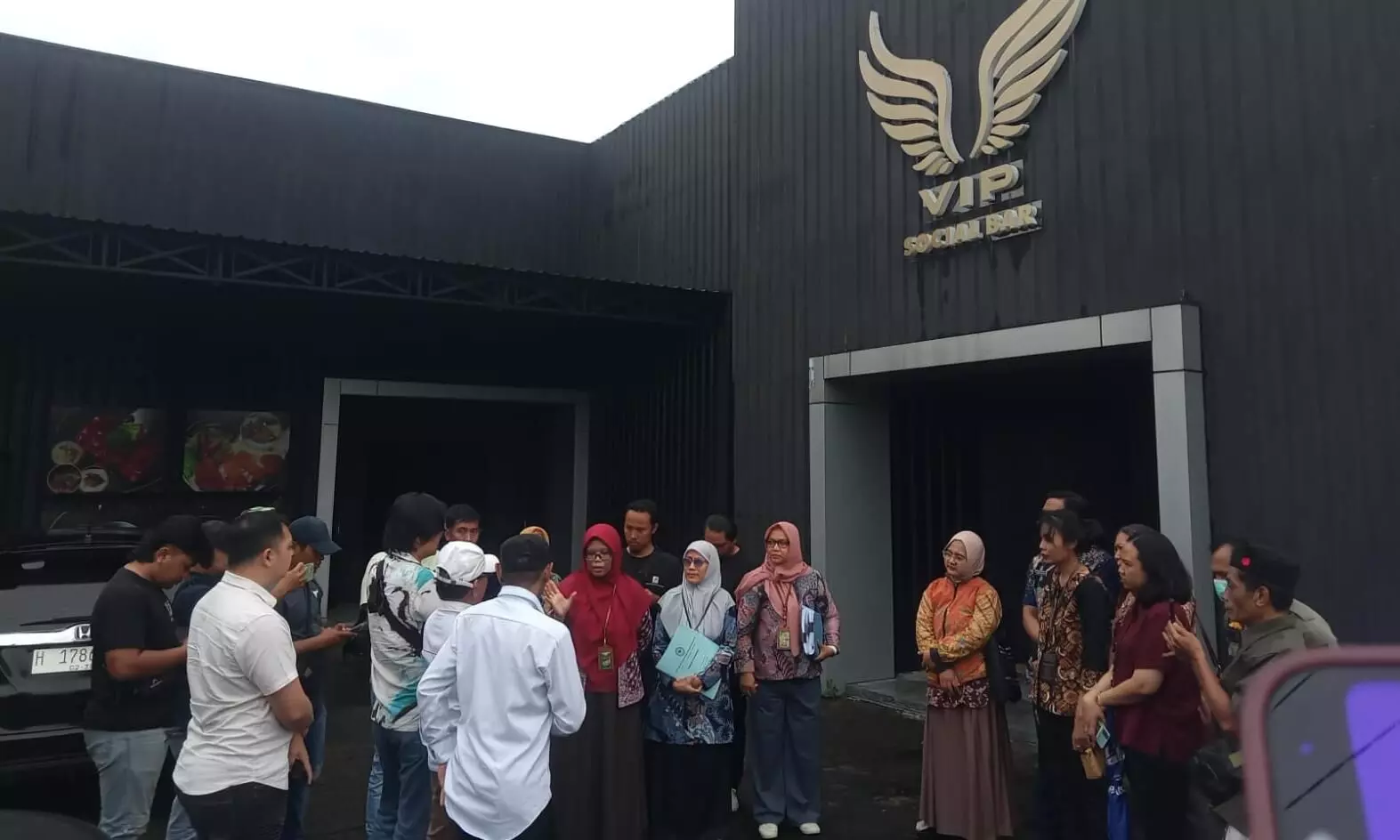 Warga dan santri kawal sidang di tempat gugatan VIP Social BAR Warga dan santri kawal sidang di tempat gugatan VIP Social BAR