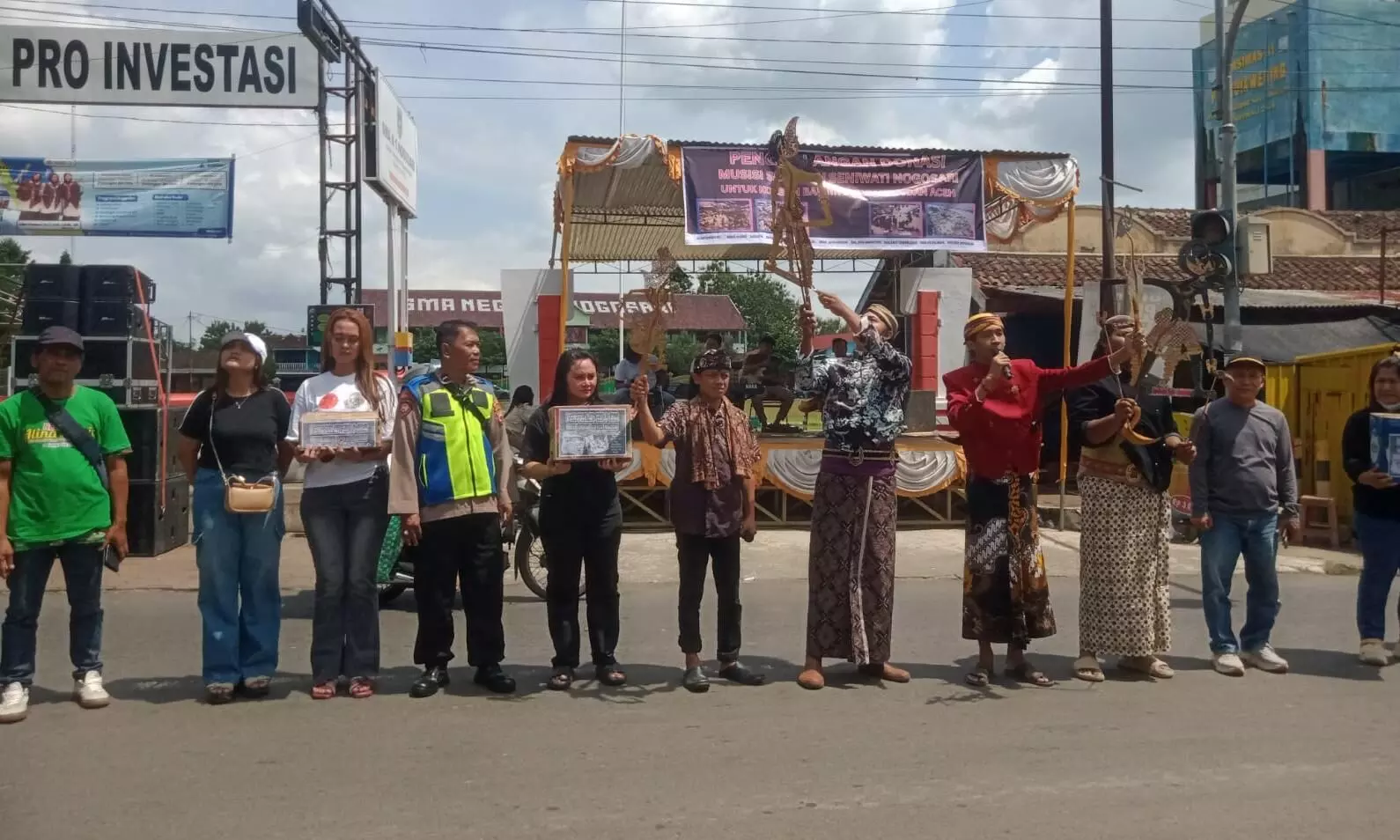 Seniman Nogosari galang donasi untuk korban bencana Sumatera dengan pentas musik dan wayang kulit Seniman Nogosari galang donasi untuk korban bencana Sumatera dengan pentas musik dan wayang kulit