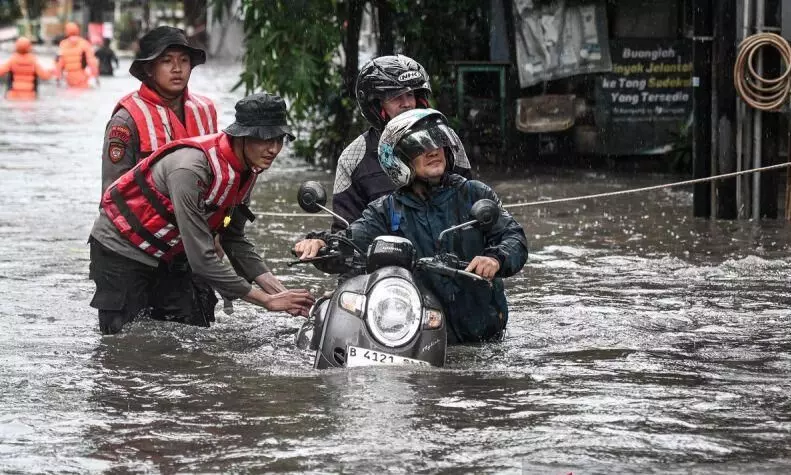 Banjir rendam 10 RT dan satu ruas jalan di Jaksel Banjir rendam 10 RT dan satu ruas jalan di Jaksel